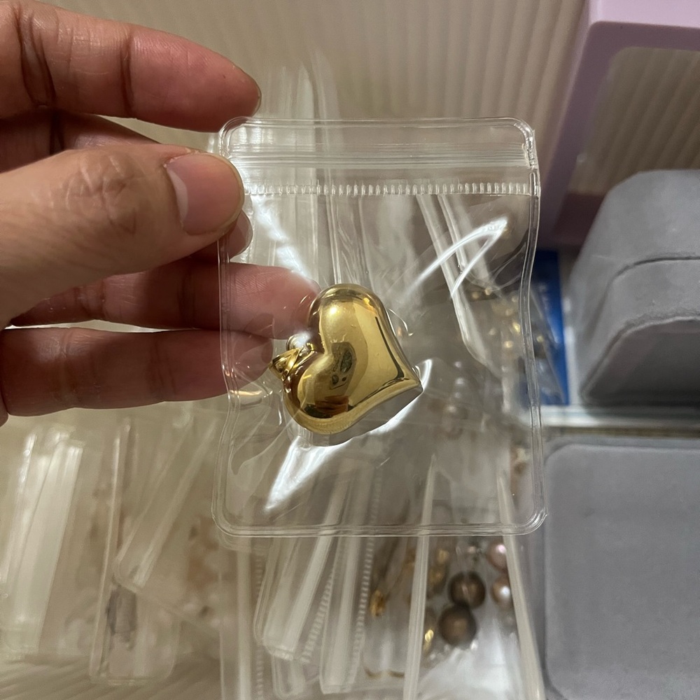 18k Gold large puff heart pendant